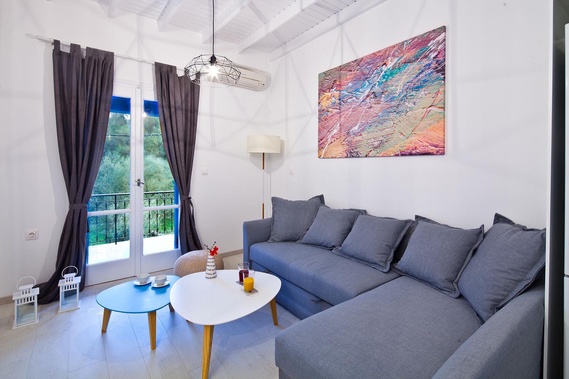 Deluxe Διαμέρισμα με Μπαλκόνια και Θέα Πισίνα και Κήπο