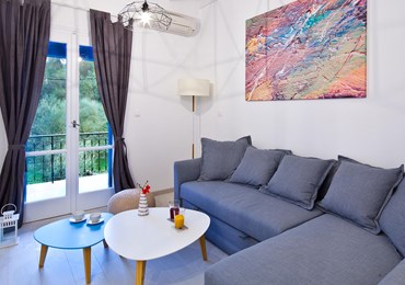 Deluxe Διαμέρισμα με Μπαλκόνια και Θέα Πισίνα και Κήπο